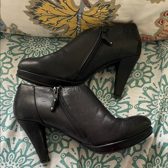 Cynthia Rowley Elegant Black Heeled Ankle Boots - Picture 5 of 10